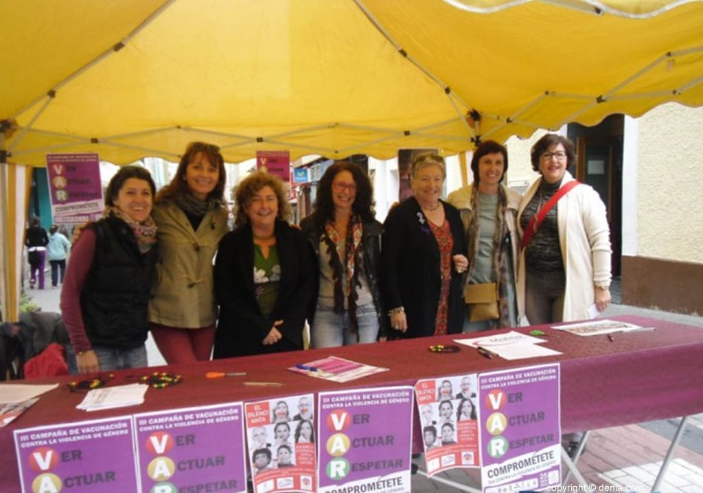 Pepa Sivera con mujeres de la Asociación Matria