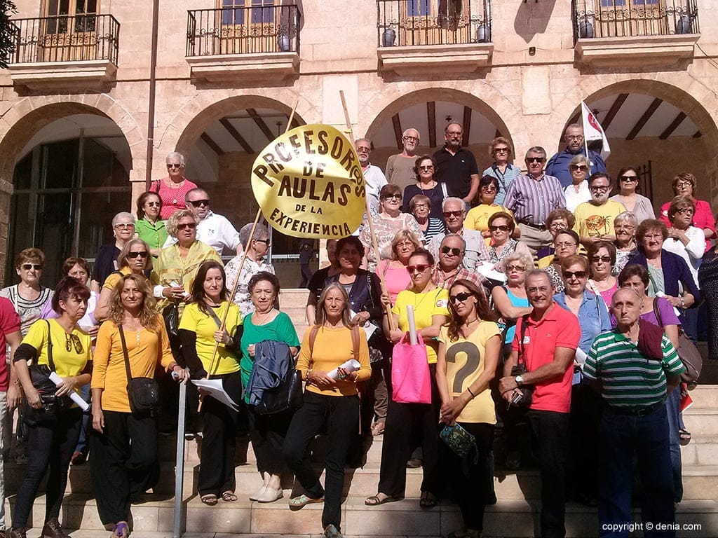 Profesores y alumnos de las Aulas de la Experiencia