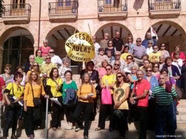 Profesores y alumnos de las aulas de la experiencia durante una protesta