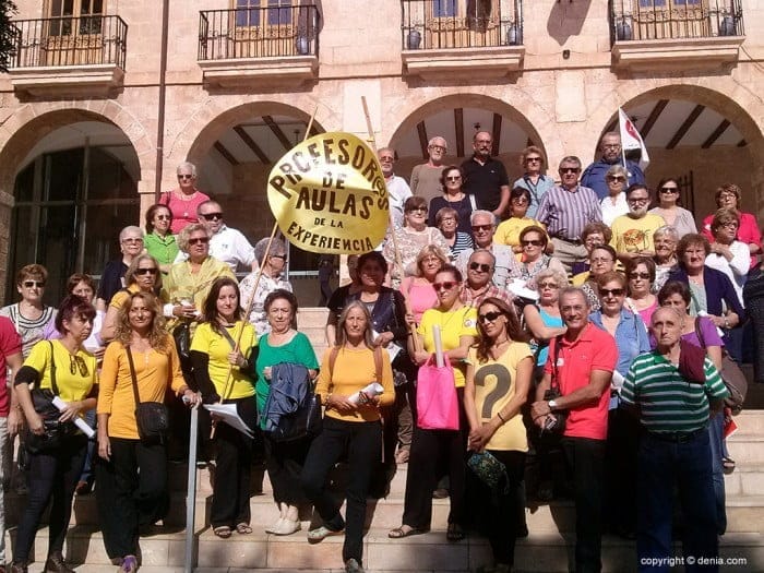 Profesores y alumnos de las aulas de la experiencia durante una protesta