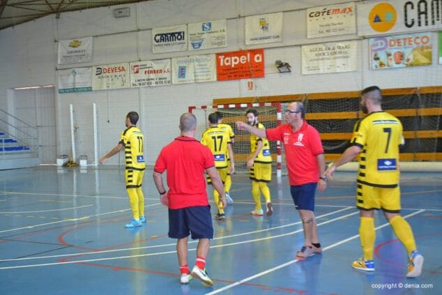 Raúl Gil animando a sus chicos