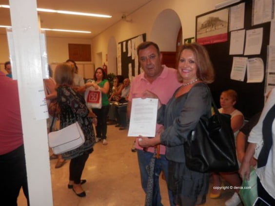 Sonia Dietz y Paco Catalá visitando la oficina de registro del ayuntamiento