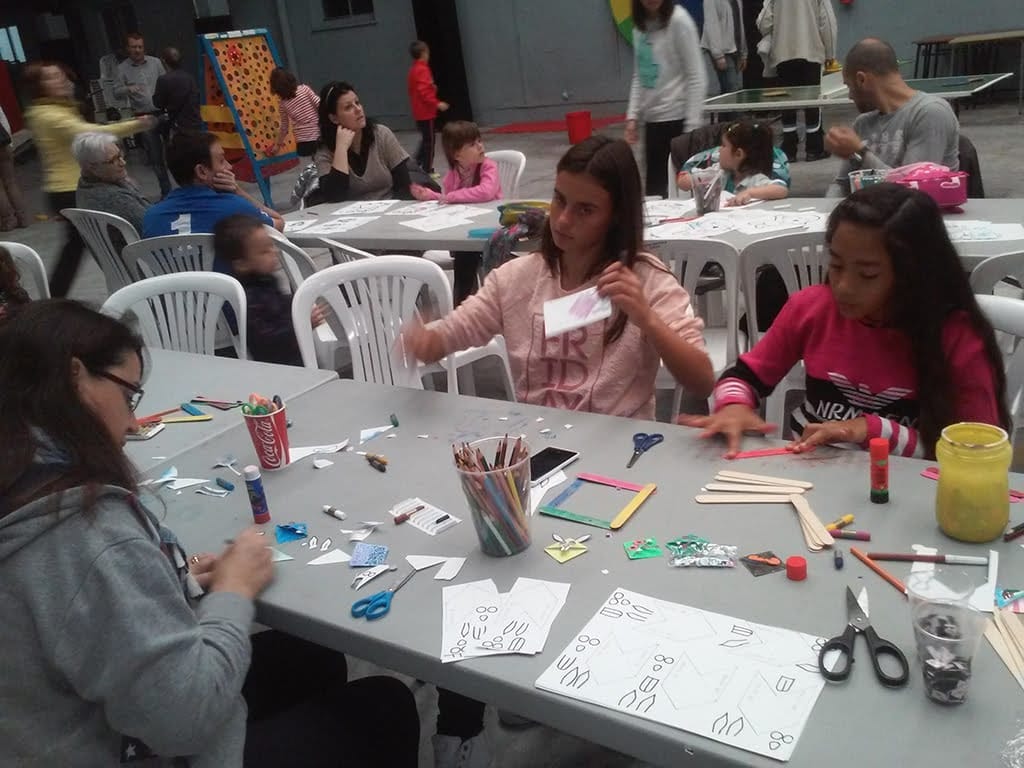 Se sigue celebrando la actividad "Domingo en familia" 1 Taller de manualidades