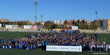 Todas las escuelas saludando al público