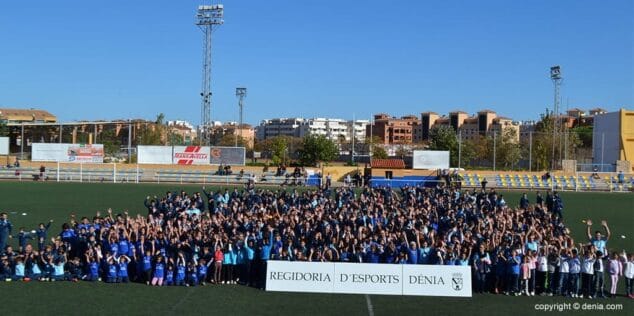 Todas las escuelas saludando al público