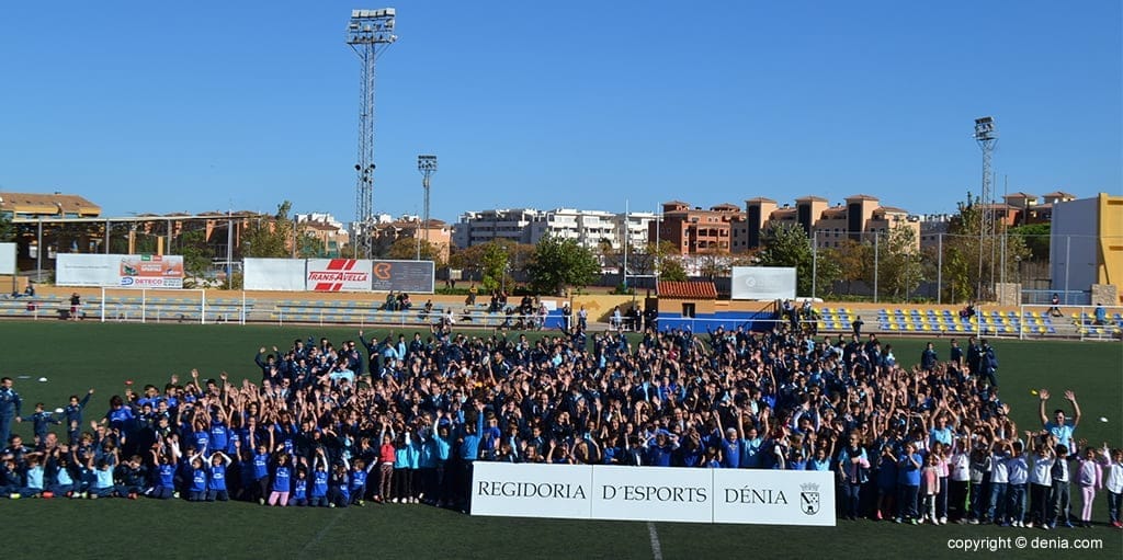 Todas las escuelas saludando al público