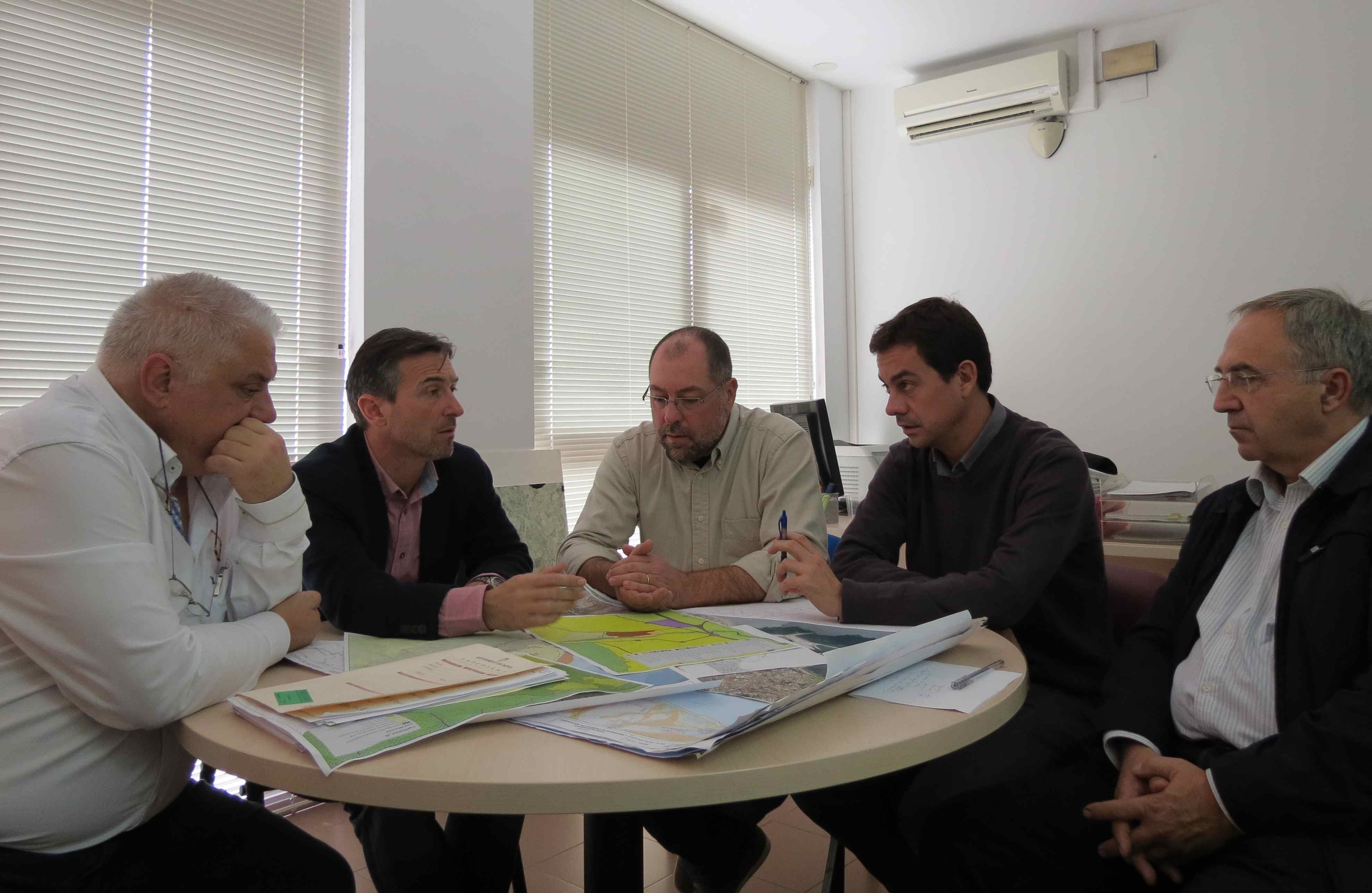 Vicente Chelet con el alcalde de La Xara.