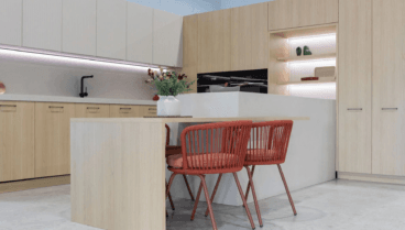 Cocina de concepto abierto integrada con el salón