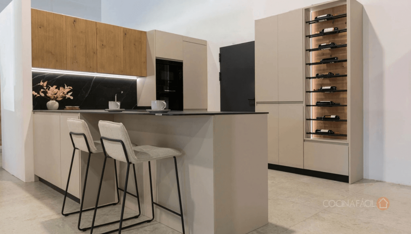 Combinación de tonos claros y oscuros en reformas de cocina