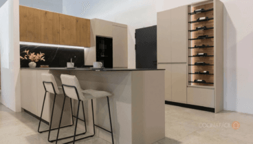 Combinación de tonos claros y oscuros en reformas de cocina