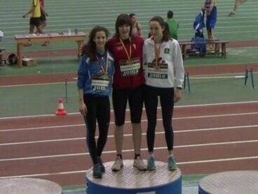 Aina Fornes luciendo la medalla de plata