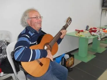 Alfonso Alegría en la fiesta navideña de Rebeca Alibrando