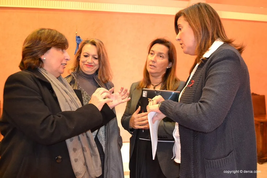 Ana Kringe conversando con Pepa Font en presencia de Cristina Sellés