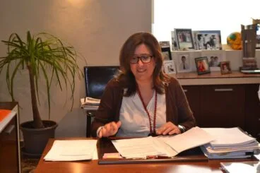 Ana Kringe firmando el Plan Estructural