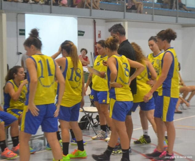 Andrés Ponce rodeado de sus jugadoras