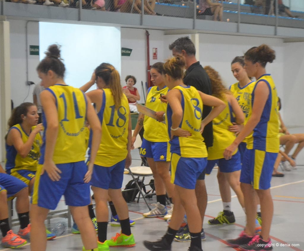 Andrés Ponce rodeado de sus jugadoras