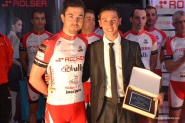 Antonio Molina recibiendo la placa