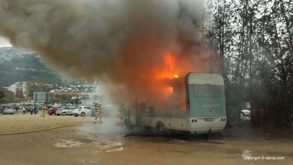 Autocaravana incendiada