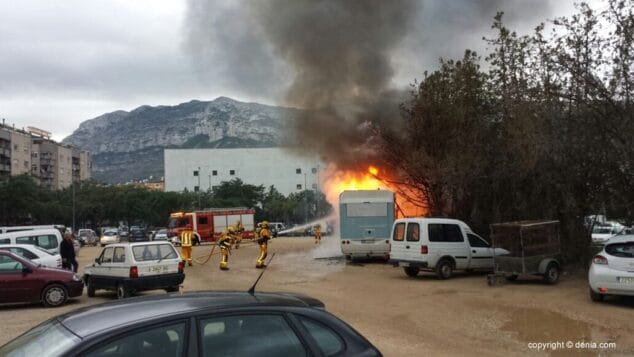 Bomberos apagando el fuego