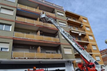 Bomberos en la escalera mecánica