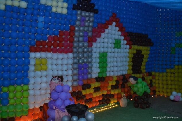 7.000 globos conforman el belén del Colegio Cervantes 5 Casas del belén