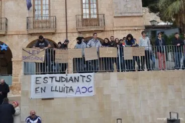 Colectivo estudiantil ante una pancarta