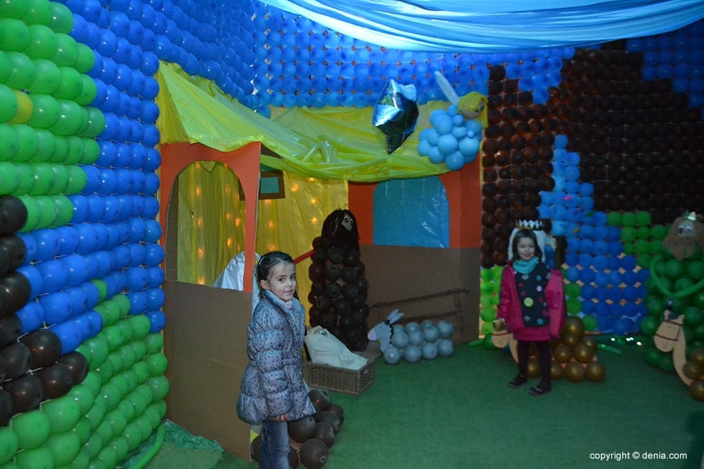 Raúl Sombrero fue el ganador del concurso de tarjetas de navidad 3 Dos niñas ante el portal