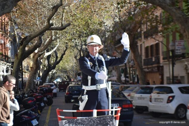 El agente Torró dirigendo el tráfico