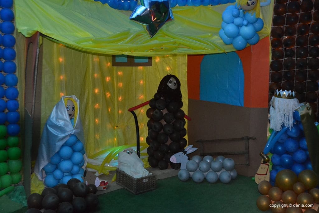 7.000 globos conforman el belén del Colegio Cervantes 1 El nacimiento del belén