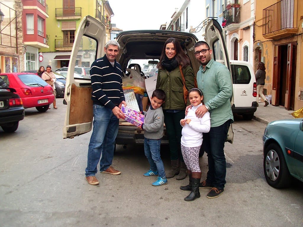 Entrega de juguetes a la Junta Local Fallera