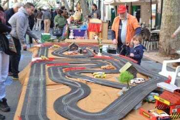 Javier Checa con su scalextric