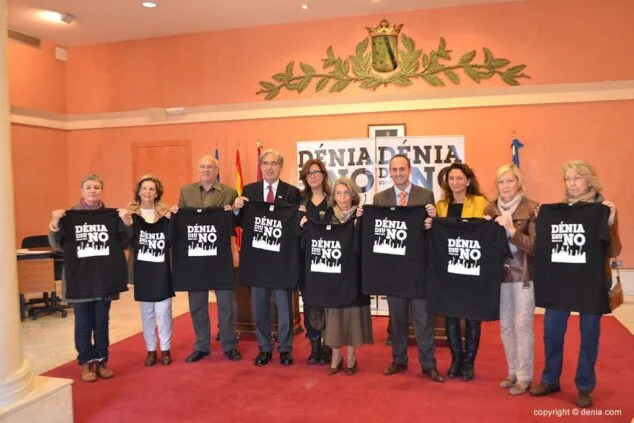 Junta Local de la Asociación contra el cáncer junto a Ana Kringe