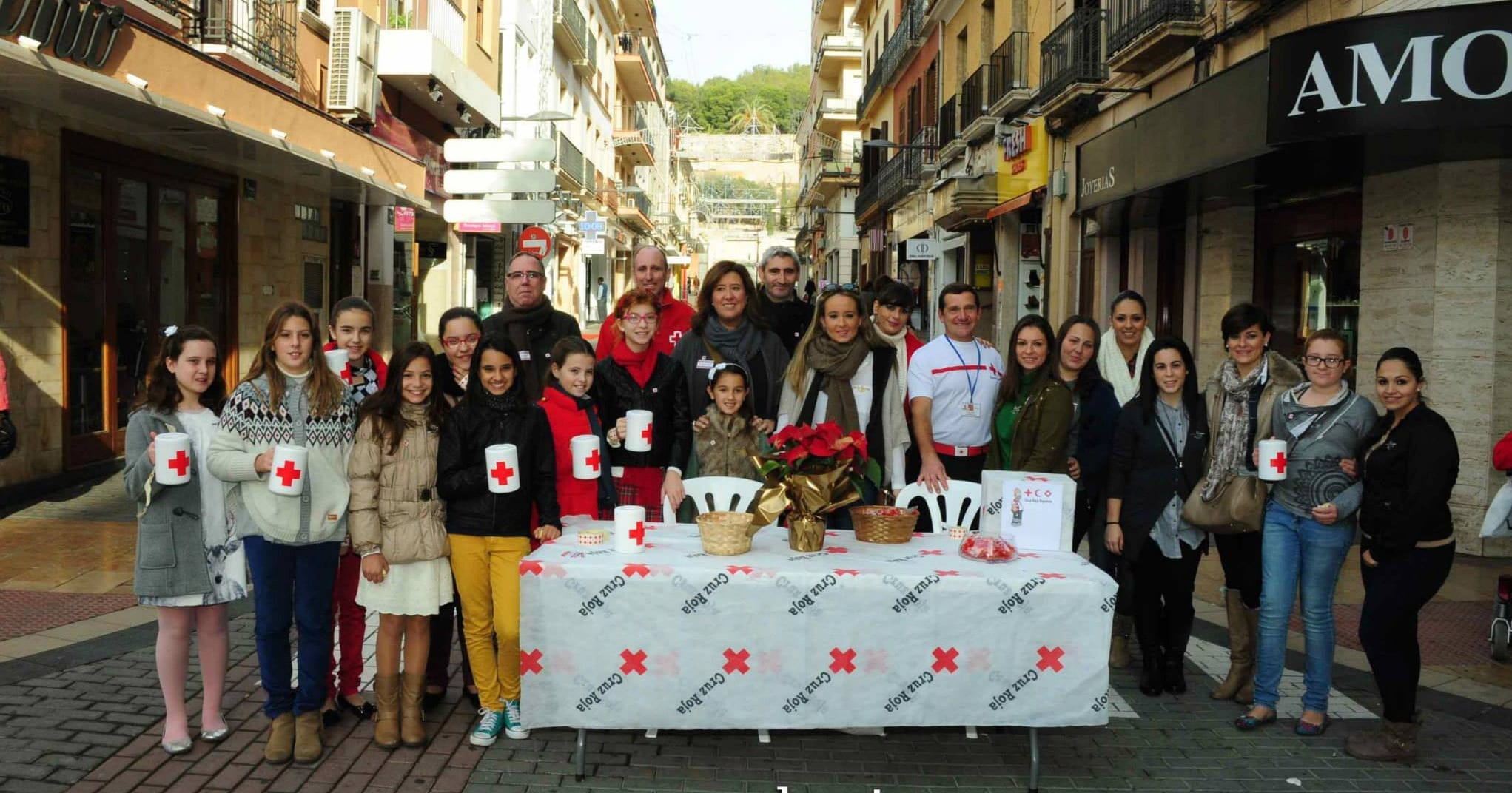 La alcaldesa y las falleras mayores el Día de la Banderita