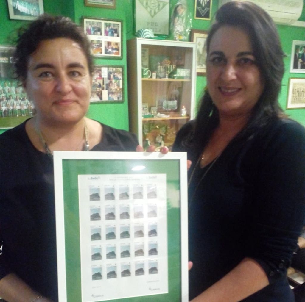 La peña bética crea el primer sello de correos con la imagen de Dénia 2 Raquel Nuñez y Nuria Alonso presentando el sello