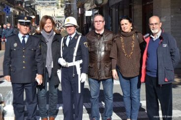 Los agentes Torró y Sevillano junto a la alcaldesa