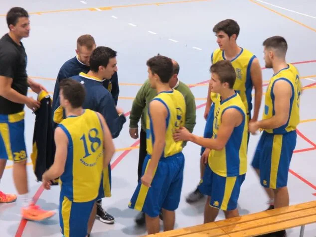 Los jugadores del Dénia Básquet rodean a su técnico