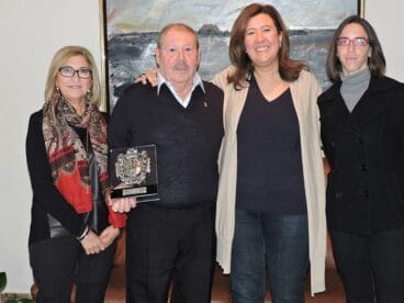 Manuel Pérez con su familia y junto a la alcadesa