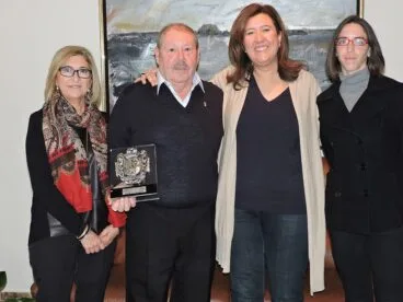 Manuel Pérez con su familia y junto a la alcadesa