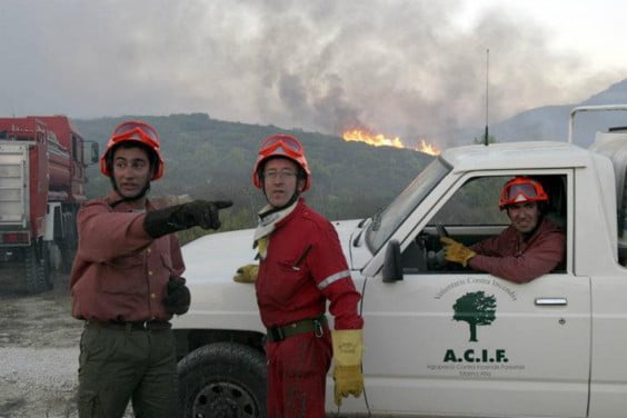 Miembros de ACIF en la extinición de un incendio