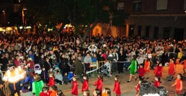 Multitud de personas esperando a Papa Noel