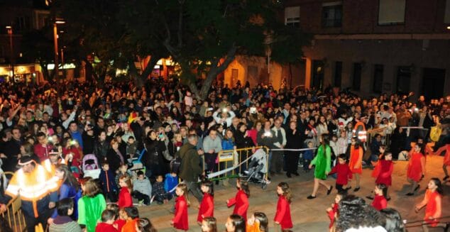 Multitud de personas esperando a Papa Noel