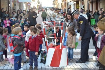 Niños dejando los alimentos