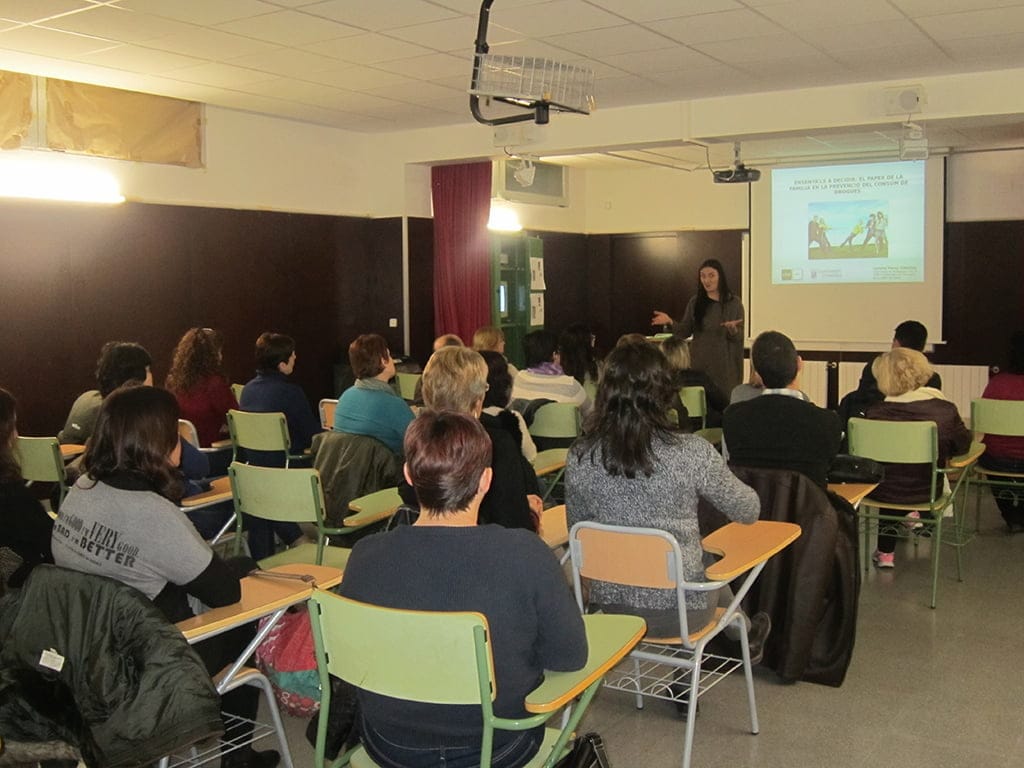 La UNED Dénia impartió un Taller de Prevención del consumo de tabaco y alcohol 1 Padres y madres en el Taller de prevención de tabaco y alcohol
