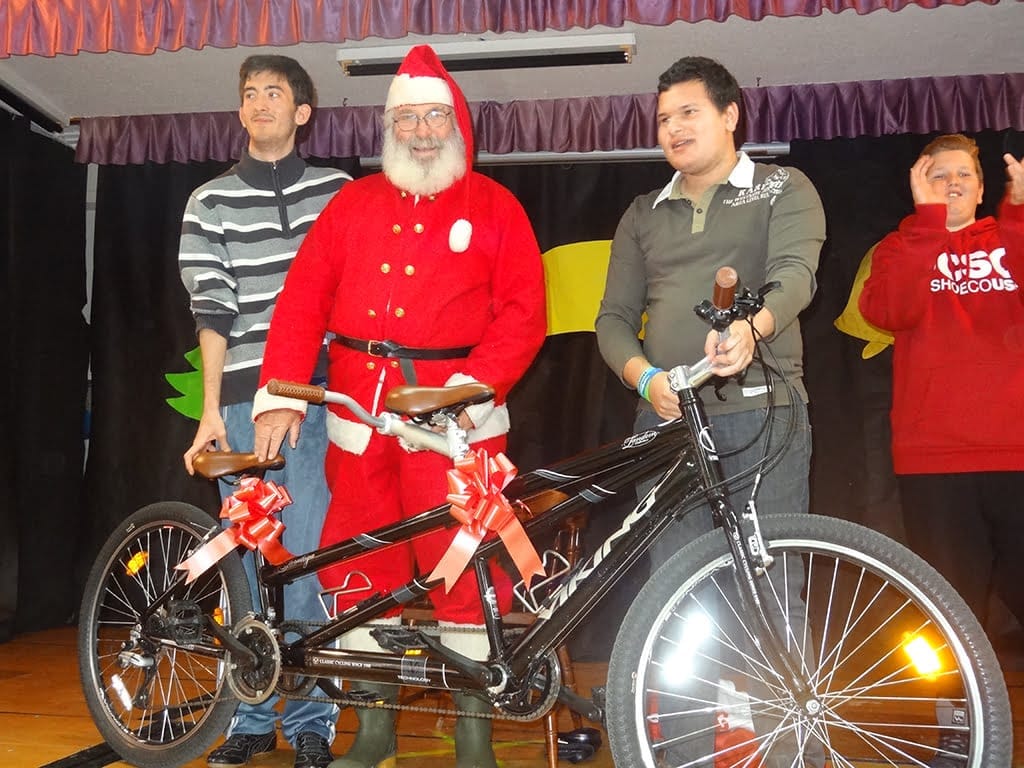 Papa Noel entrega un tándem al Raquel Paya