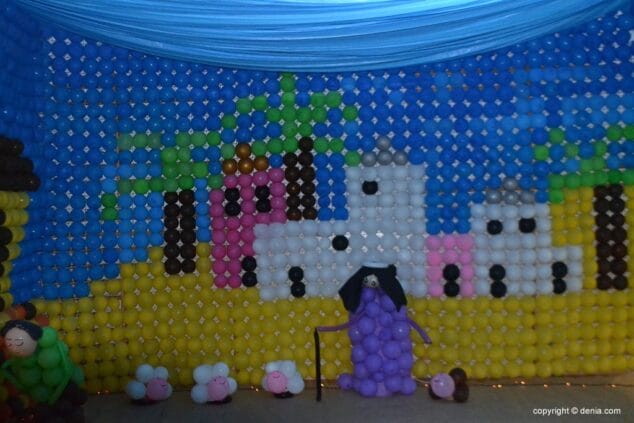 7.000 globos conforman el belén del Colegio Cervantes 10 Poblado del belén