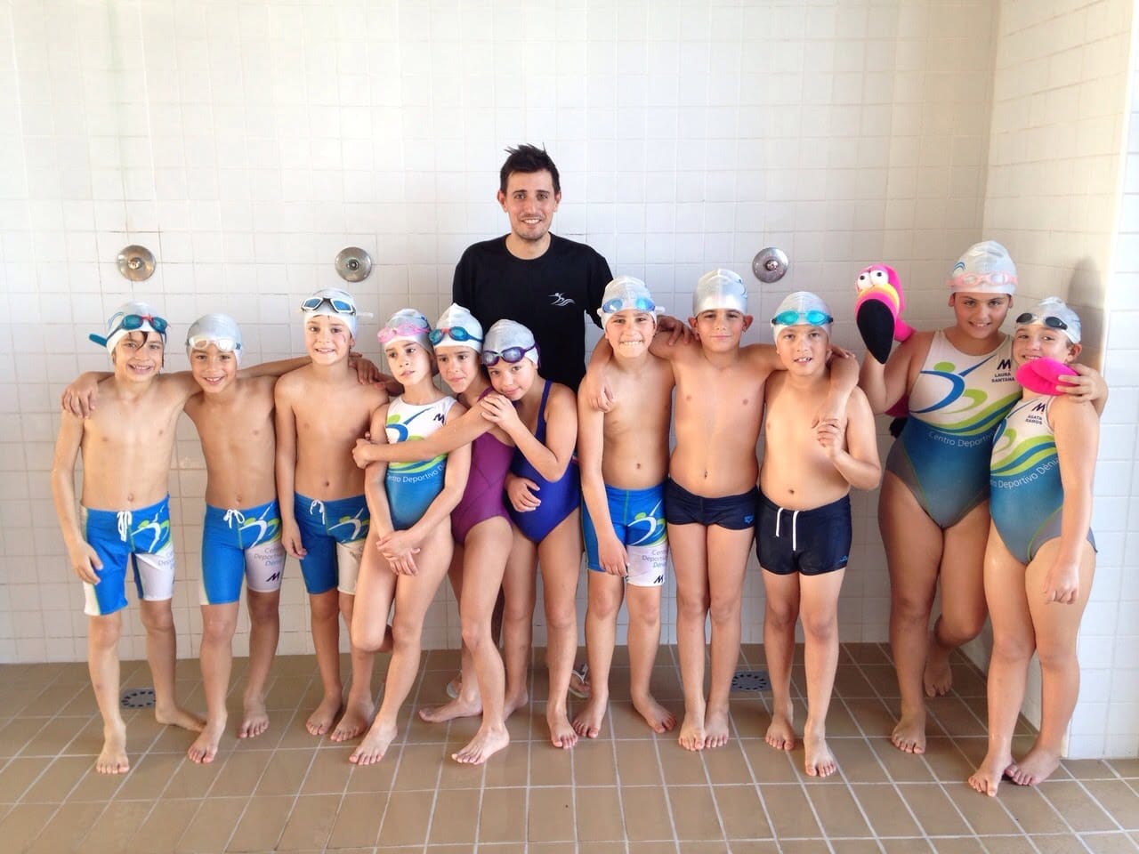 Salva Alberola con los más pequeños del Centro Deportivo Dénia