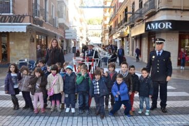 Un grupo de niños junto a los agentes Locales