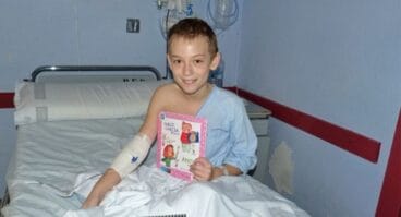 Un niño posa con el cuento