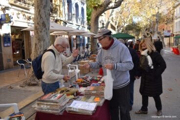 Un vecino adquiriendo un juguete