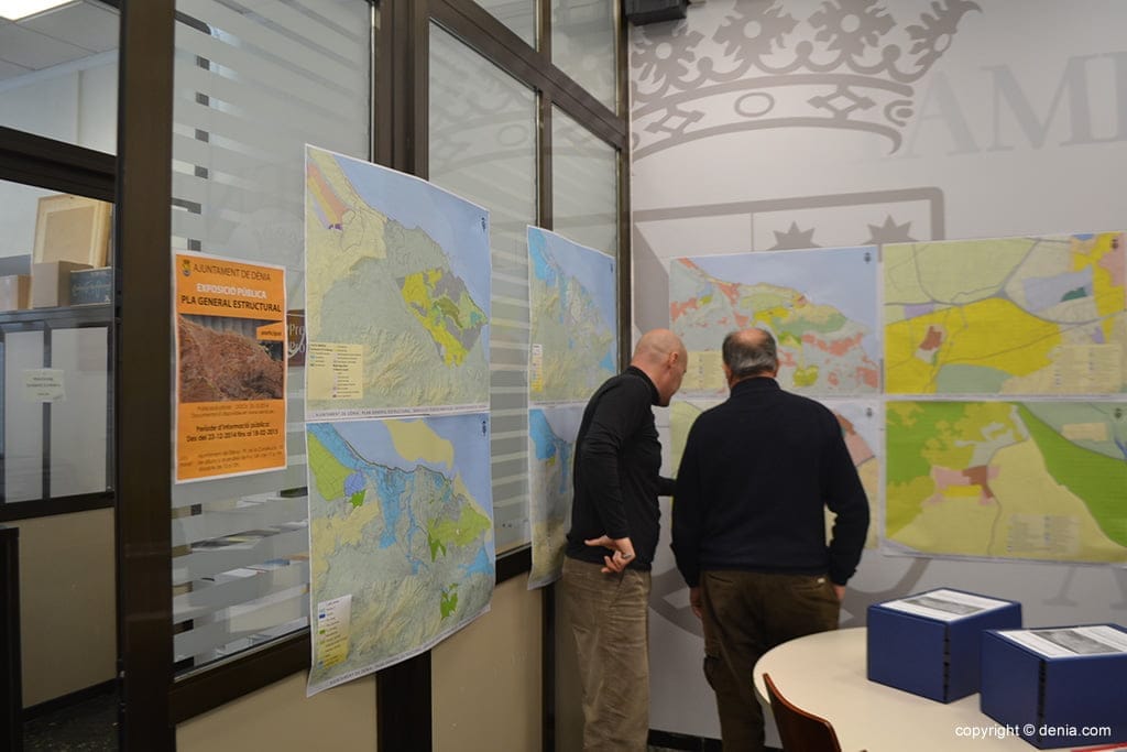 Vecinos consultando el Plan Estructural